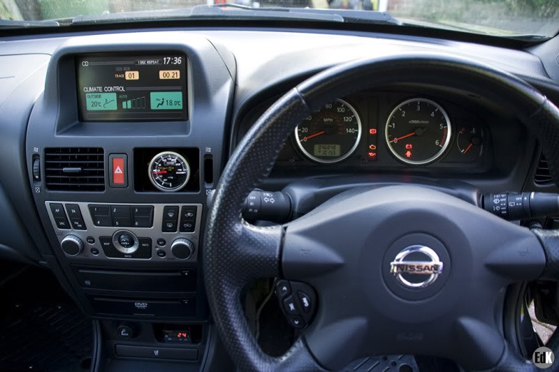 Nissan-Almera-2003-interior.jpg
