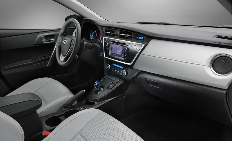 2015-Toyota-Auris-Hybrid-Interior